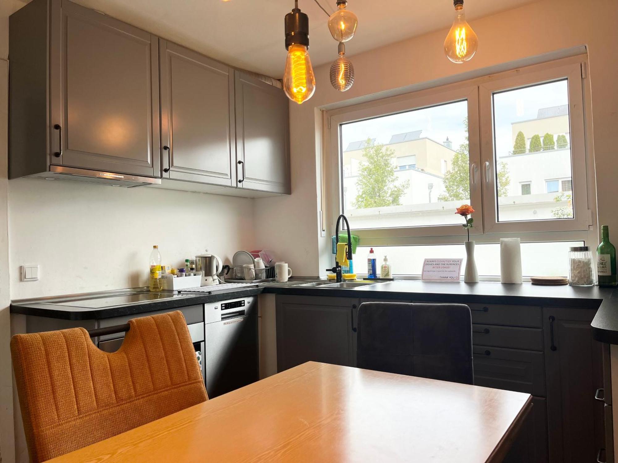 Homestay Gemuetliche Mit Geteiltem Bad, Kueche Und Garten Munich